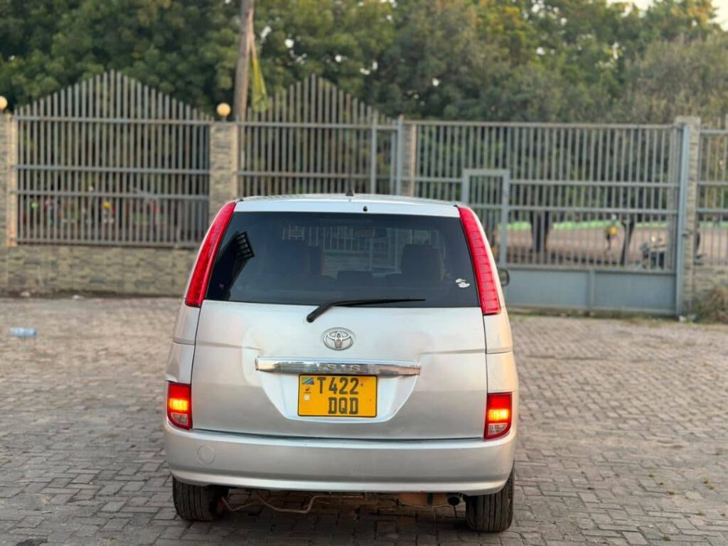 Toyota Isis bei poa sokoni Dar es Salaam Tanzania