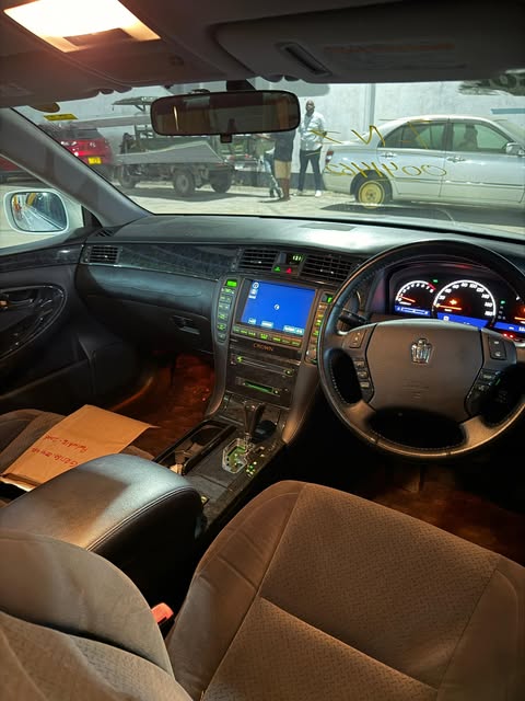 Toyota Crown 2006 Inauzwa Dar es Salaam Tanzania