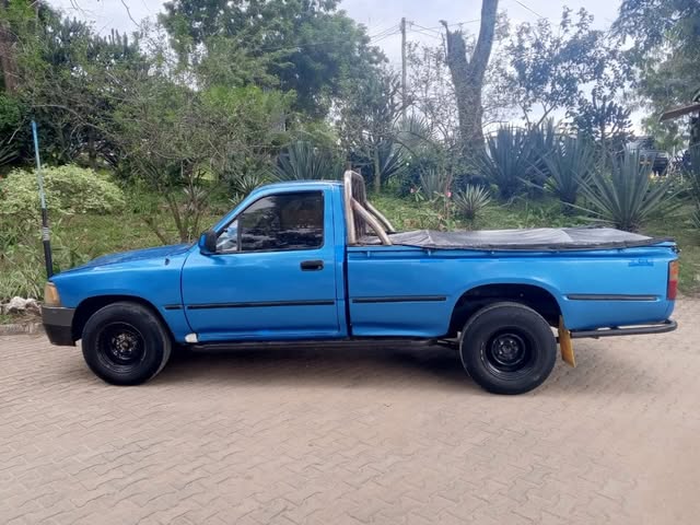 Magari Sokoni Toyota Hilux ya Bei Poa 1993