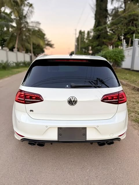 Volkswagen Golf bei poa sokoni Dar es Salaam Tanzania