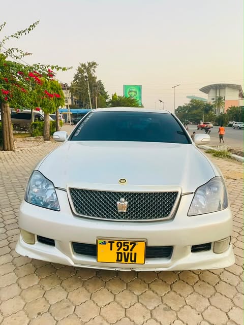 Used Toyota Crown 2006 for Sale in Mwanza