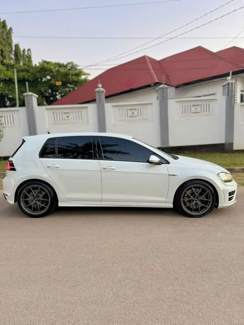 Magari Sokoni Volkswagen Golf ya Bei Poa 2016