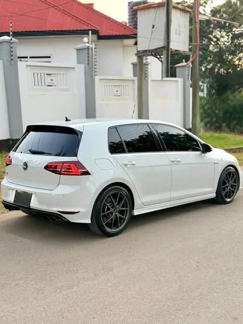 Volkswagen Golf 2016 Inauzwa Dar es Salaam Tanzania