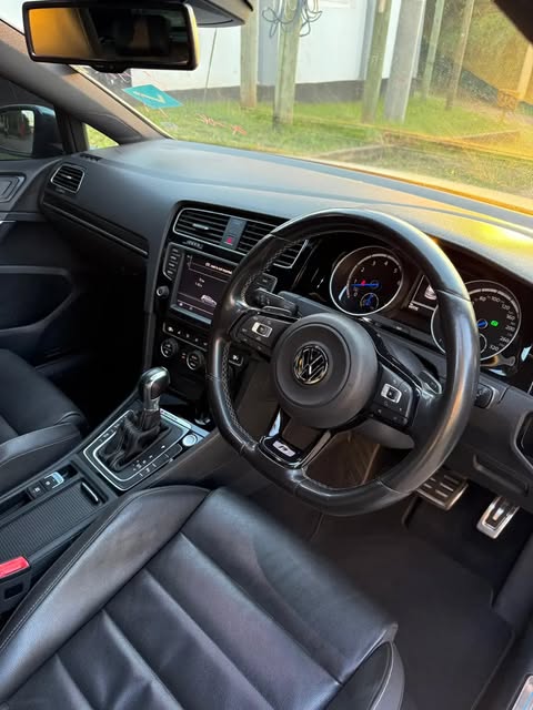 Volkswagen Golf bei poa sokoni Dar es Salaam Tanzania