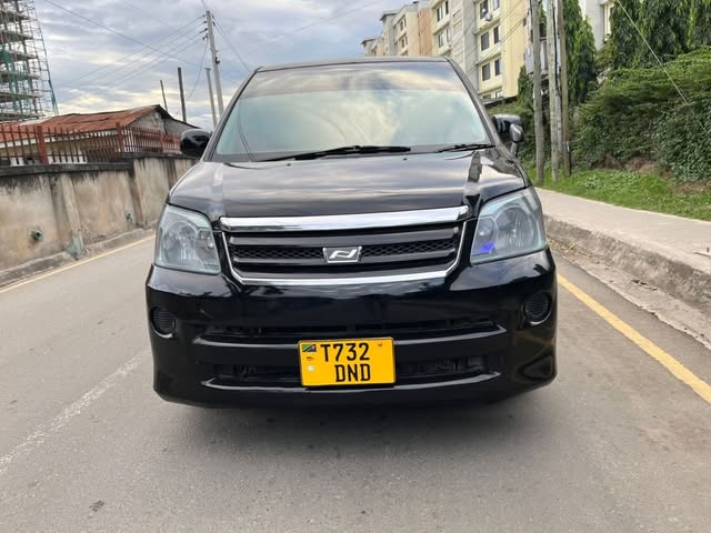 Price Toyota Noah 2005 for Sale in Dar es Salaam