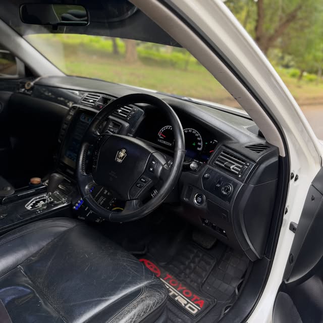 Toyota Crown 2007 Inauzwa Arusha Tanzania