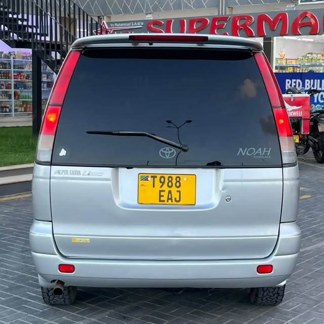 Magari Sokoni Toyota Noah ya Bei Poa 2001