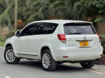 Bei Ya Toyota Vanguard 2010 Sokoni Dar es Salaam Tanzania