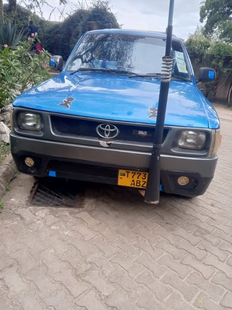 Magari Hilux 1993 lipo Dar es Salaam