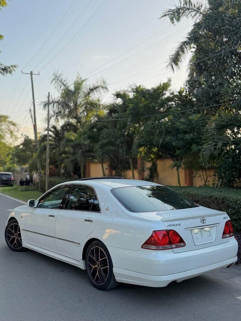 Magari Sokoni Toyota Crown ya Bei Poa 2005