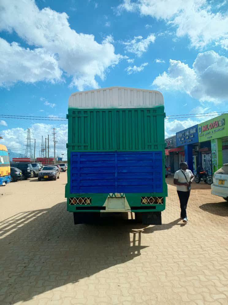 Magari Sokoni Mitsubishi Canter ya Bei Poa 2000