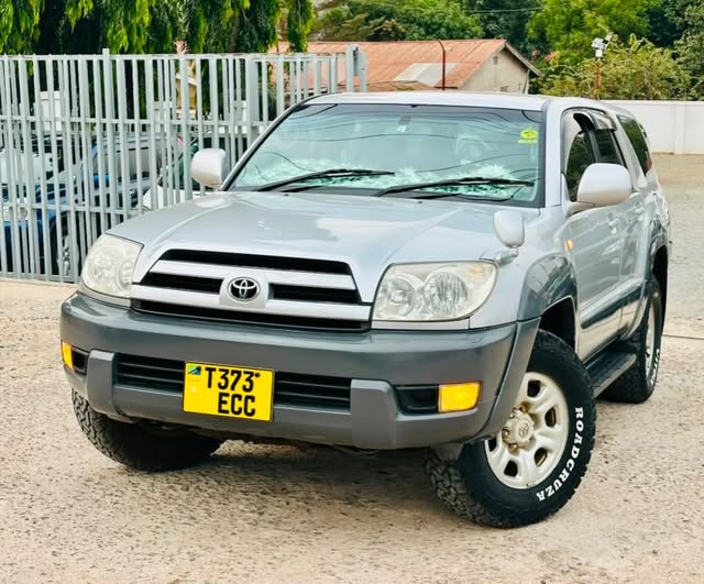 Magari Sokoni Toyota Surf ya Bei Poa 2004