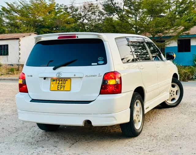 Toyota Kluger bei poa sokoni Mwanza Tanzania