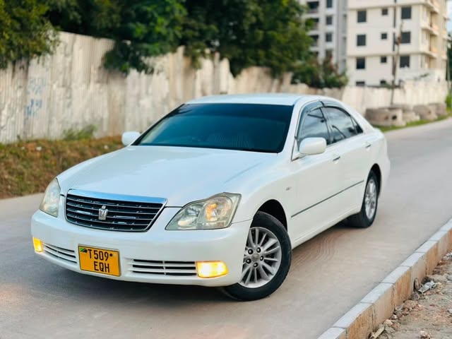 Magari Sokoni Toyota Crown ya Bei Poa 2006