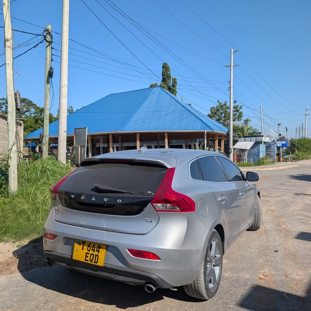 Price Volvo V40 2015 for Sale in Arusha