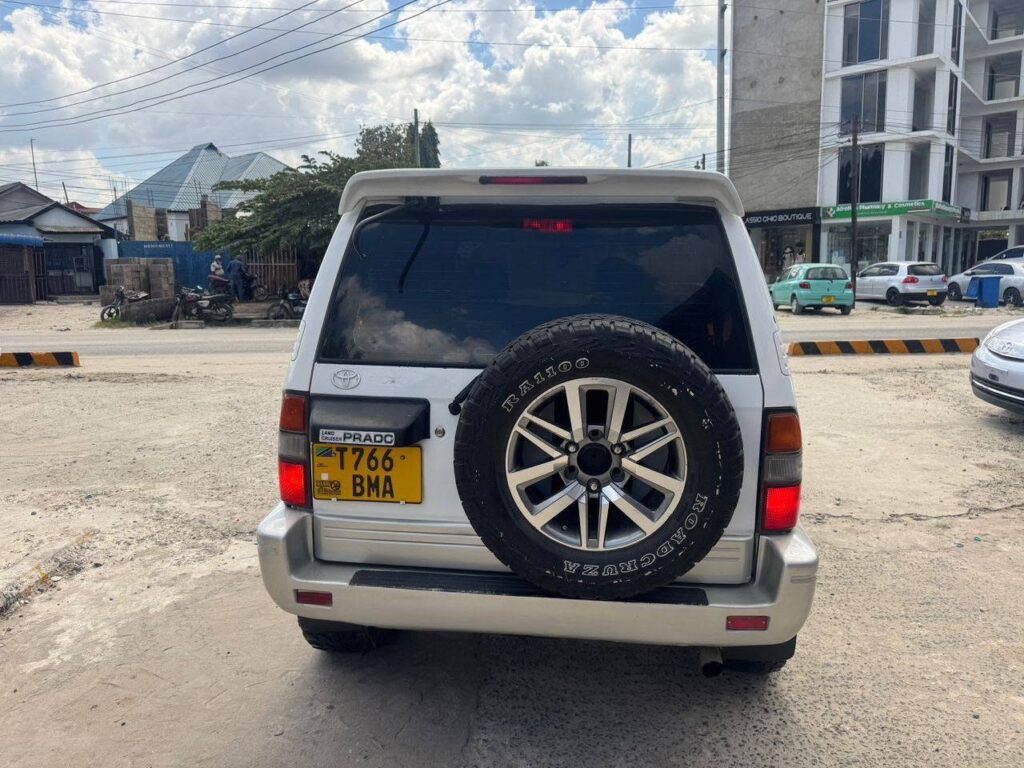 Toyota Land Cruiser Prado bei poa sokoni Dar es Salaam Tanzania