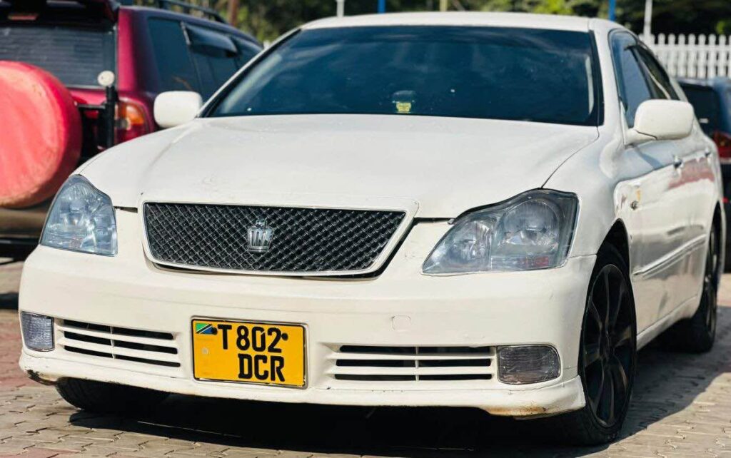 Magari Sokoni Toyota Crown ya Bei Poa 2005