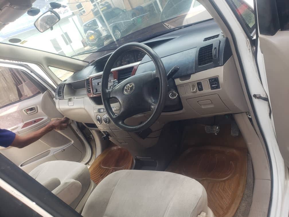 Toyota Noah bei poa sokoni Dar es Salaam Tanzania