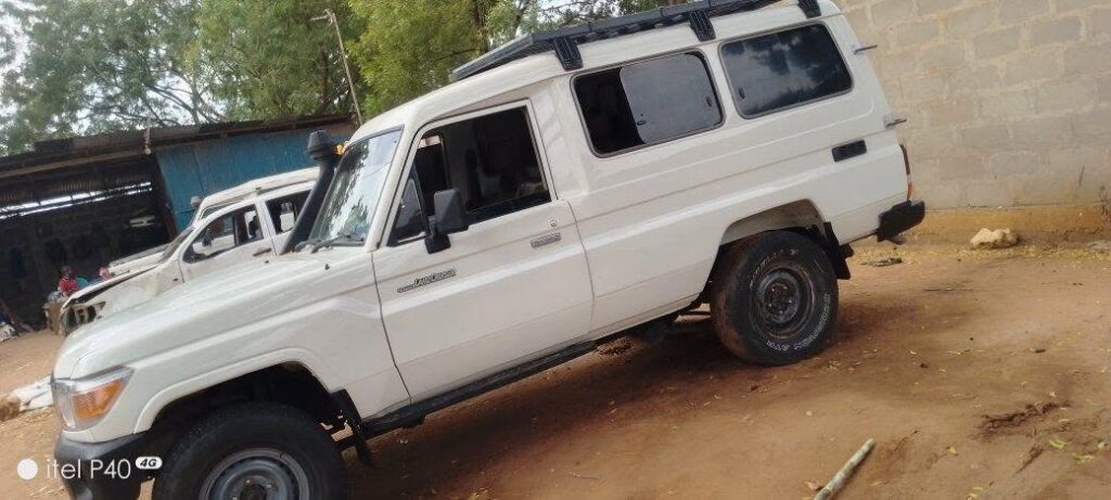 Magari Sokoni Toyota Land Cruiser 70 Series ya Bei Poa 2000