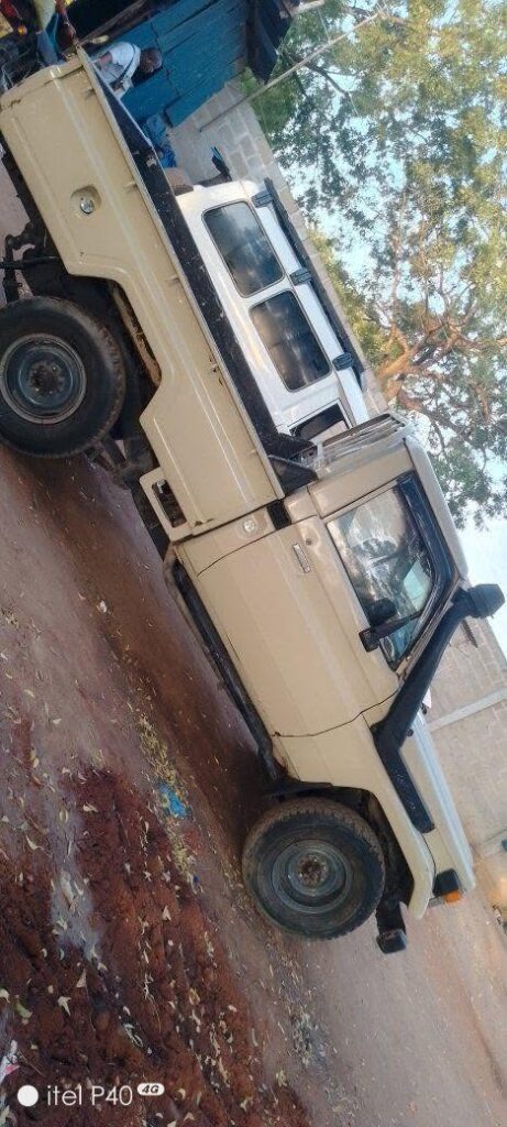 Toyota Land Cruiser 79 Pickup bei poa sokoni Dar es Salaam Tanzania