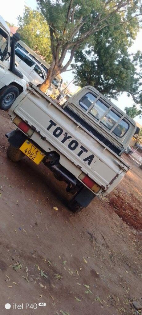 Magari Sokoni Toyota Land Cruiser 79 Pickup ya Bei Poa 1998