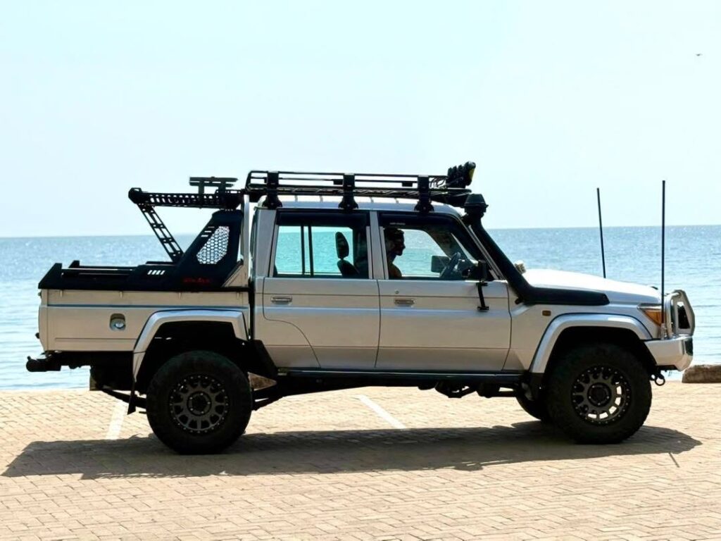 Magari Sokoni Toyota Land Cruiser 70 Series ya Bei Poa 2019