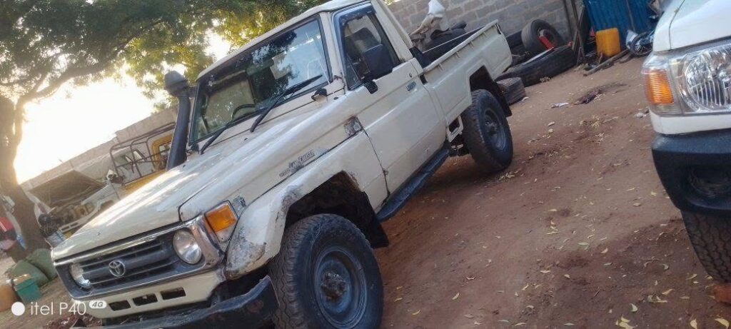 Magari Land Cruiser 79 Pickup 1998 lipo Dar es Salaam