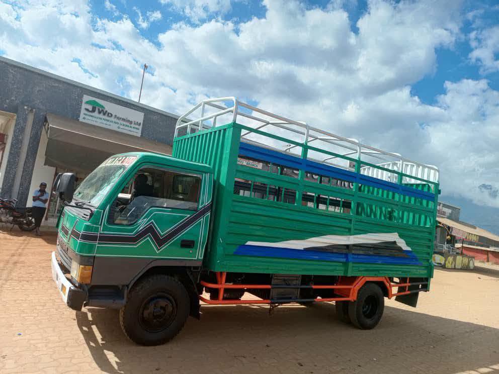 Magari Used Mitsubishi Canter 2000 Singida Tanzania