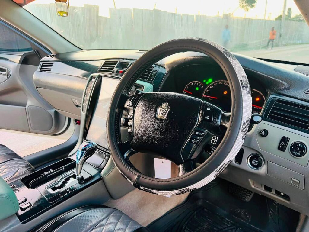 Toyota Crown bei poa sokoni Dar es Salaam Tanzania