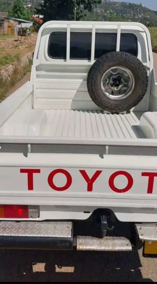 Toyota Land Cruiser 70 Series bei poa sokoni Mwanza Tanzania