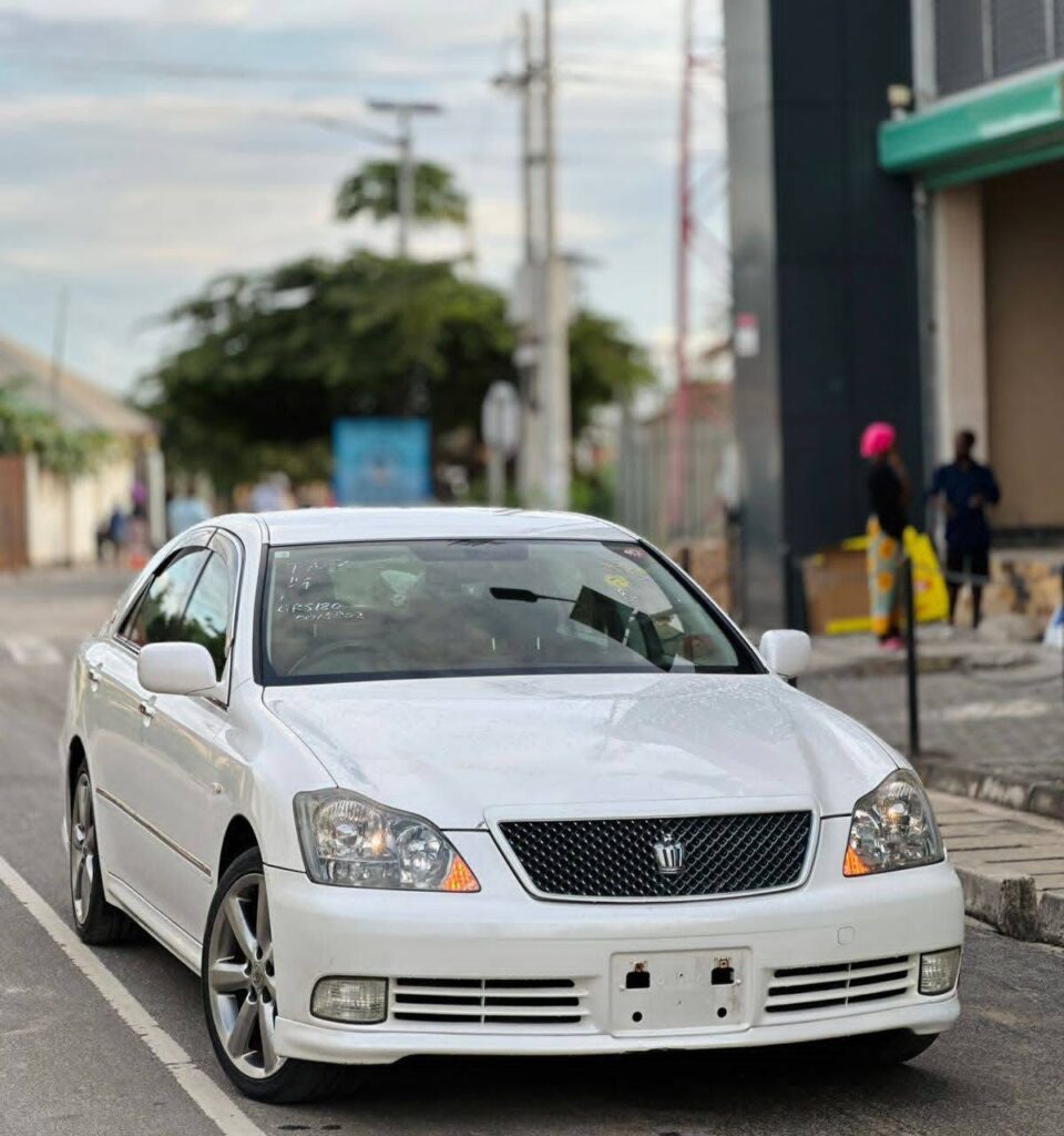 Magari Crown 2005 lipo Dar es Salaam