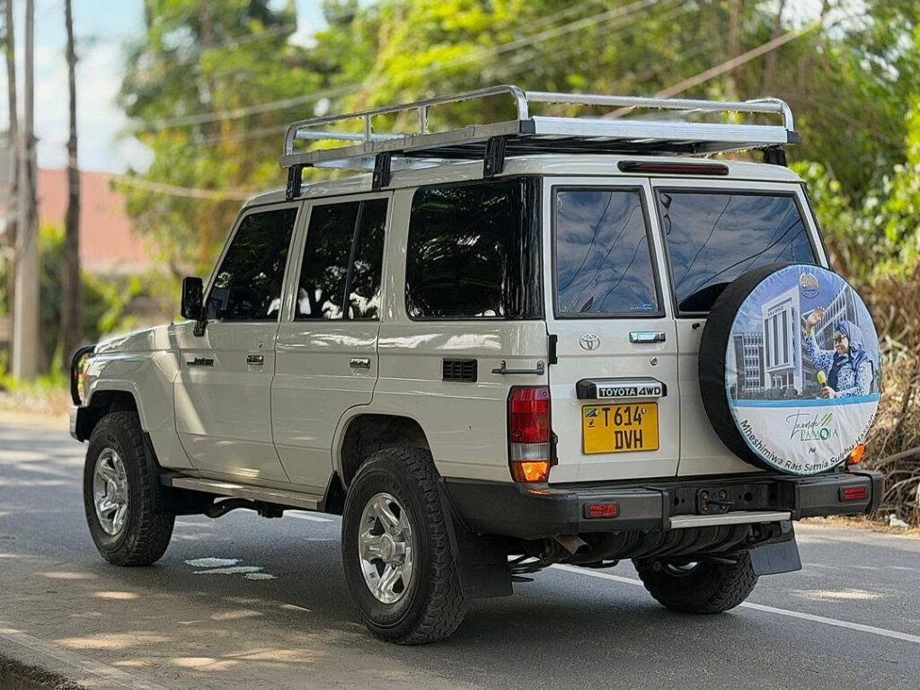 Magari Sokoni Toyota Land Cruiser 70 Series ya Bei Poa 2018