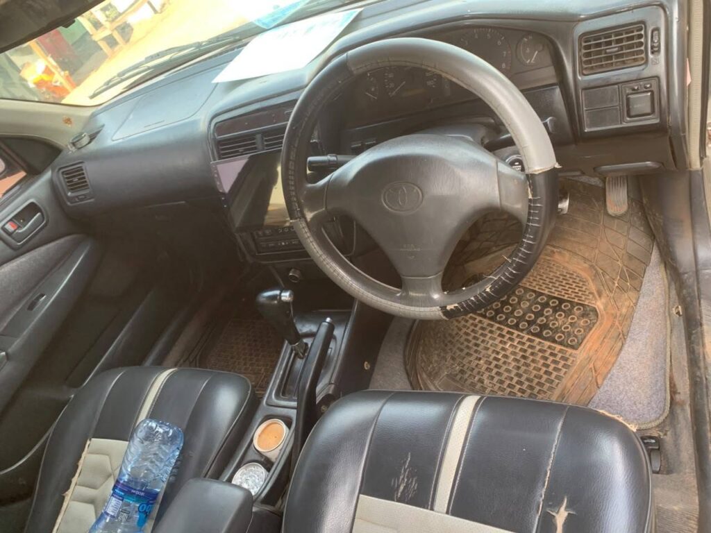 Magari Sokoni Toyota Carina ya Bei Poa 2000