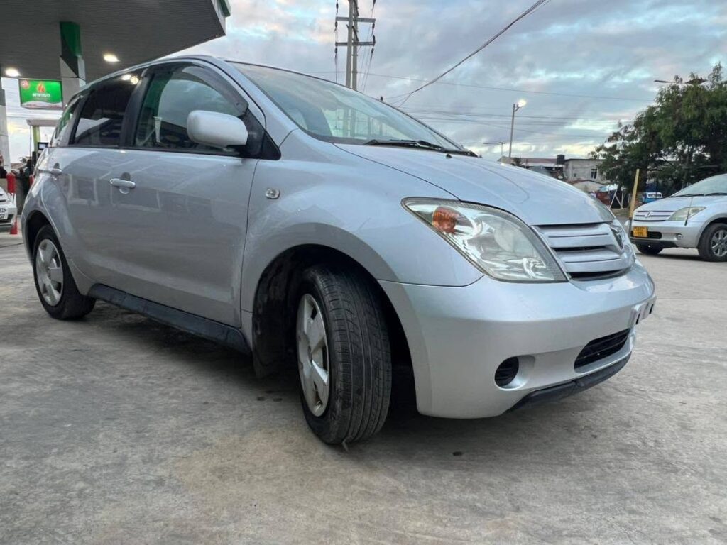 Magari IST 2004 lipo Dar es Salaam
