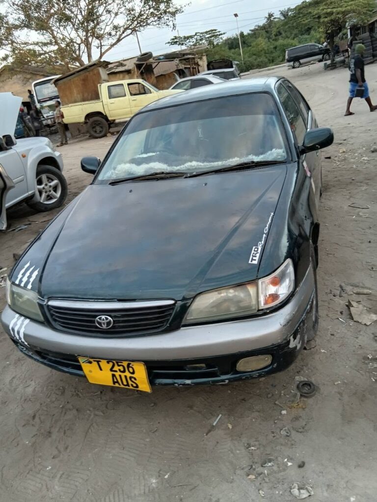 Magari Carina 1998 lipo Dar es Salaam