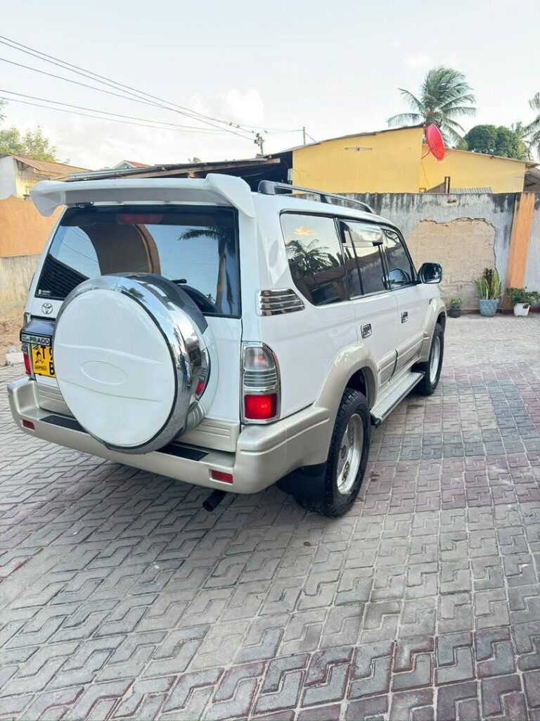 Magari Sokoni Toyota Land Cruiser Prado ya Bei Poa 2000
