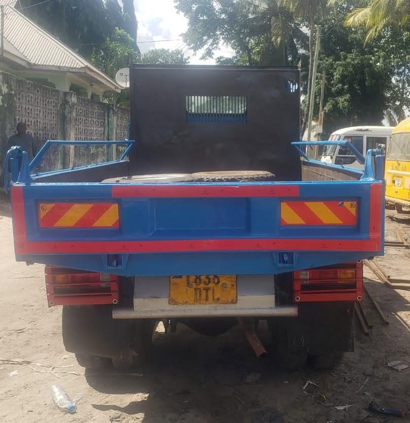 Mitsubishi Canter bei poa sokoni Dar es Salaam Tanzania