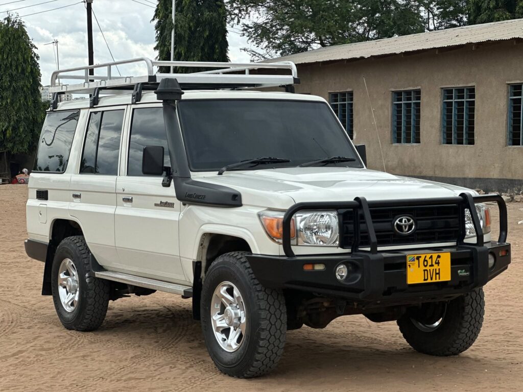 Magari Sokoni Toyota Land Cruiser 70 Series ya Bei Poa 2018