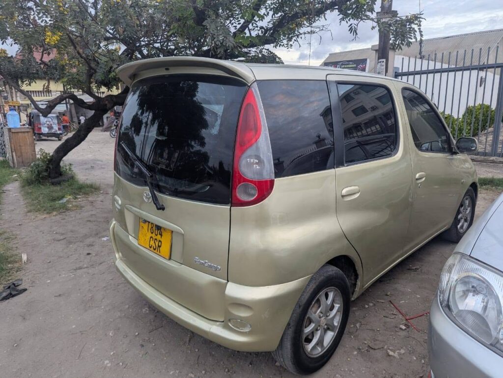 Toyota Funcargo bei poa sokoni Dar es Salaam Tanzania