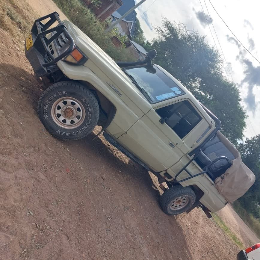 Magari Sokoni Toyota Land Cruiser 79 Pickup ya Bei Poa 2000