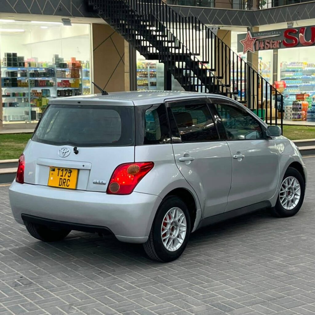Magari Sokoni Toyota IST ya Bei Poa 2005