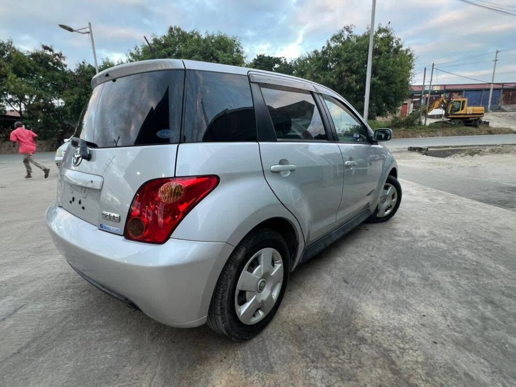 Toyota IST bei poa sokoni Dar es Salaam Tanzania