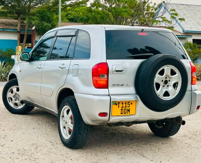 Toyota Rav4 bei poa sokoni Mwanza Tanzania