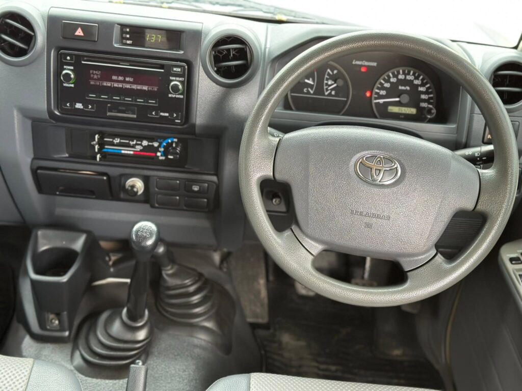 Toyota Land Cruiser 70 Series bei poa sokoni Dar es Salaam Tanzania