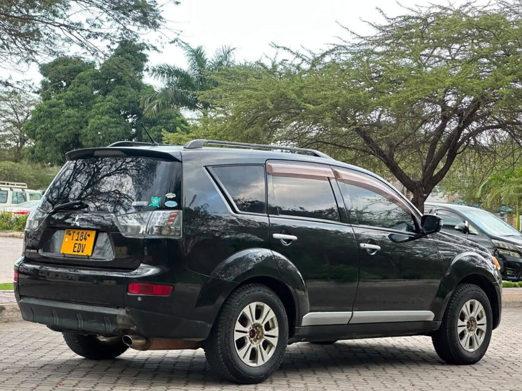Magari Outlander 2008 lipo Dar es Salaam