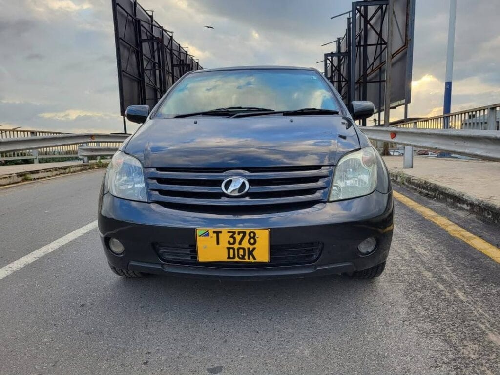 Magari Sokoni Toyota IST ya Bei Poa 2004