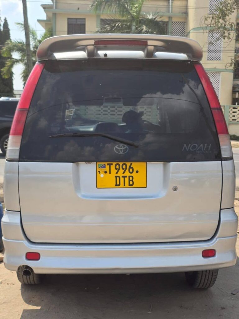 Magari Sokoni Toyota Noah ya Bei Poa 2001