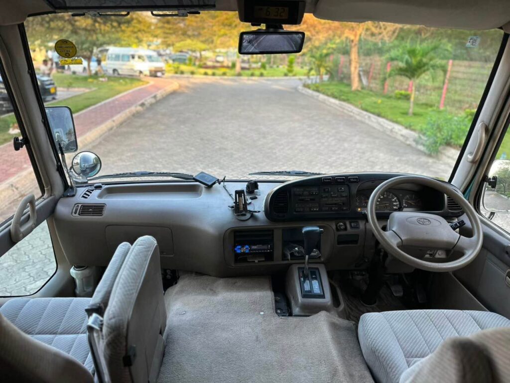 Toyota Coaster bei poa sokoni Dar es Salaam Tanzania