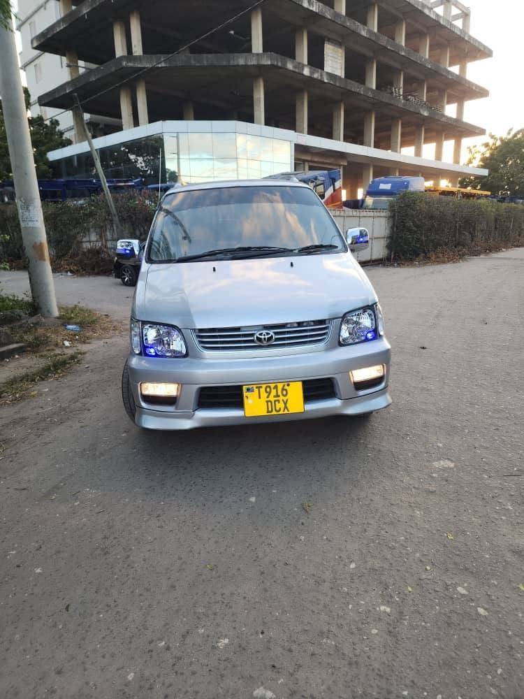 Magari Noah 2000 lipo Dar es Salaam