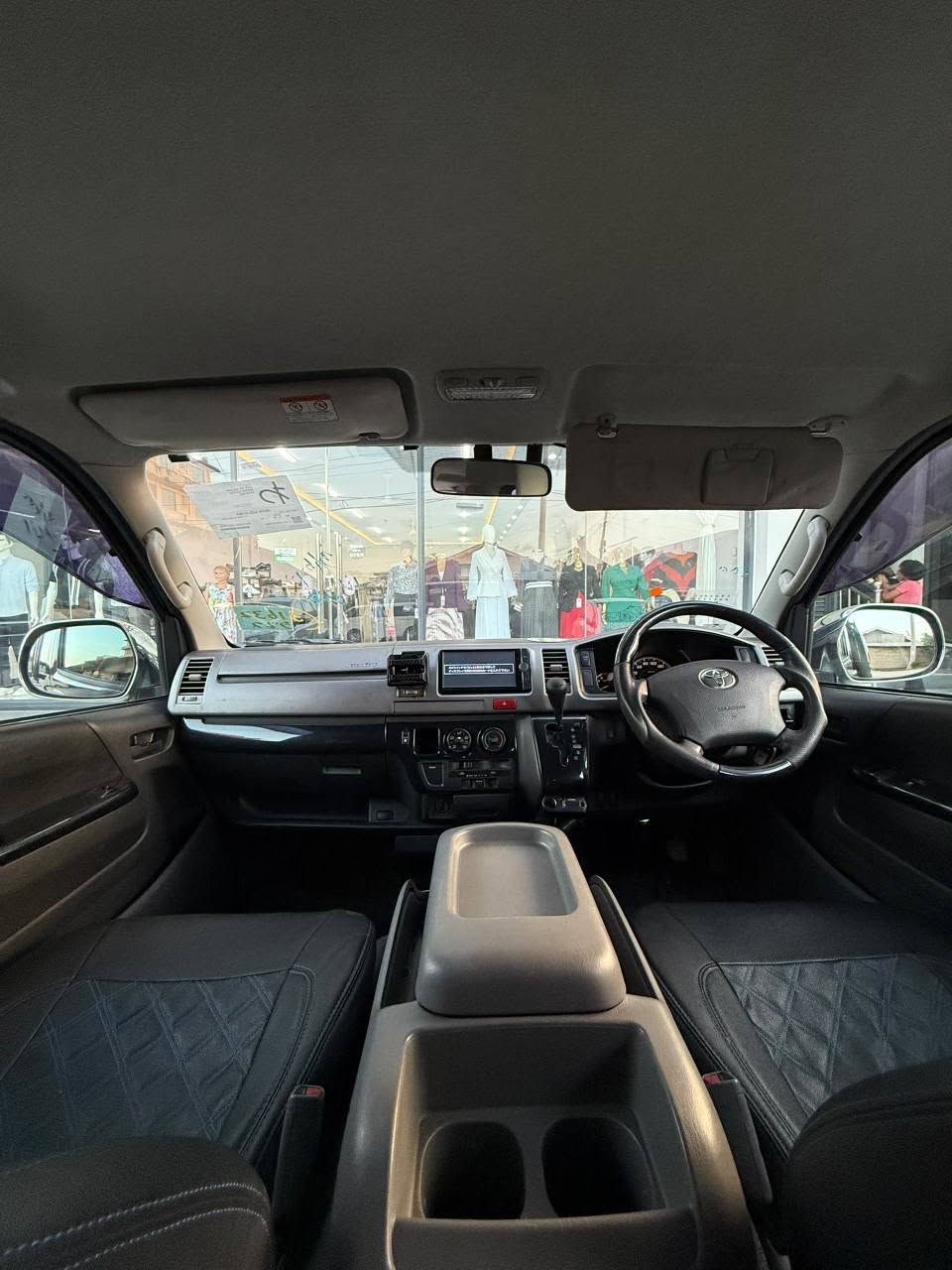 Magari Sokoni Toyota Hiace ya Bei Poa 2006